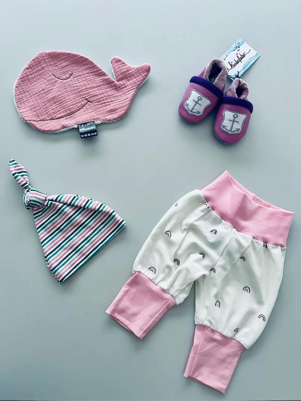 Miniaturbild: Baby-Geschenkset in Rosa mit mitwachsender Regenbogenhose, Knotenmütze, Wal-Waschlappen aus Musselin und Lederpuschen. Handge