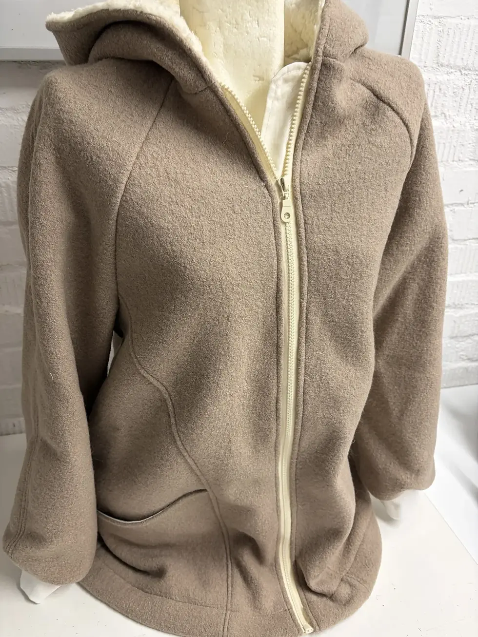 Miniaturbild: Camelbeige Wollwalk Jacke Damen mit Reißverschluss vorne, warme Übergangsjacke aus Schurwolle, handgefertigt und langlebig