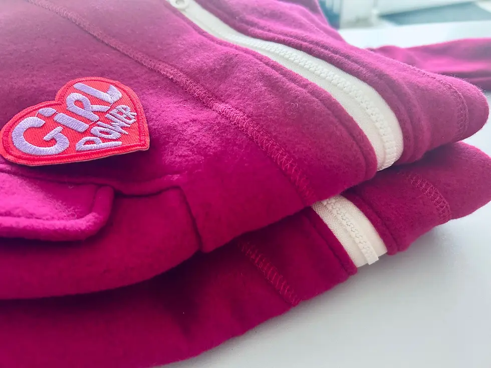 Baby-Fleeceoverall aus Bio-Baumwolle in kräftigem Beere. Handgefertigt in Hamburg – kuschelig, robust & mitwachsend. OEKO-TEX