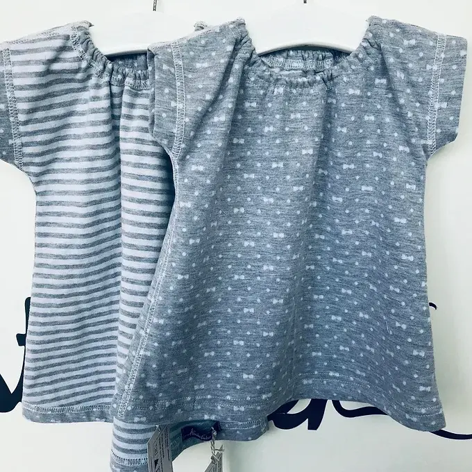 Miniaturbild: Wendekleid aus grauem Baumwolljersey mit niedlichem Punktemuster, bequem und weich – perfekte Sommerkleidung für Küstenkinder