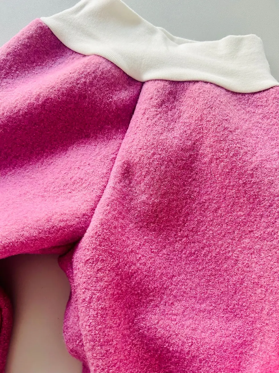 Miniaturbild: Nahaufnahme der Wollwalk-Struktur einer rosa Baby-Walkhose, dicht gewalkt, wärmend, atmungsaktiv und handgemacht in Hamburg.