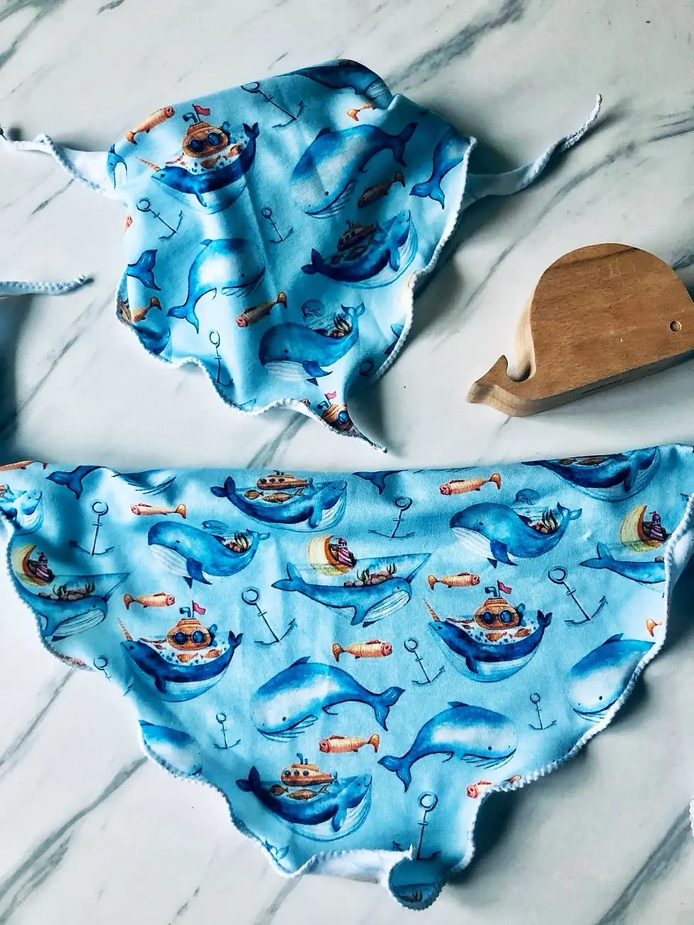 Maritimes Kinder-Halstuch aus OEKO-TEX®-Baumwolle mit Walen und Ankern. Handgemacht in Hamburg – für kleine Küstenkinder.