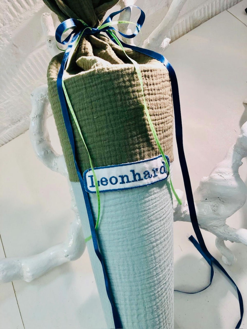 Miniaturbild: Schlichte Musselin Schultüte in Mint und Khaki Grün mit Namen personalisierbar, ideal für die Einschulung 2025.