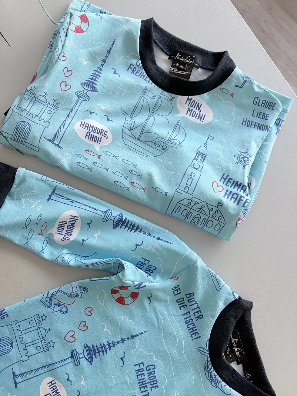 Miniaturbild: Baby Langarmshirt Hamburgliebe im Set gezeigt, maritimer Print mit Hamburg Motiven, weicher Jersey Stoff, bequem und ideal fü