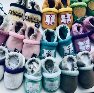 Weiche Lederpuschen für Babys mit Anker-Stickerei – aus Ökoleder, in Hamburg handgefertigt.
