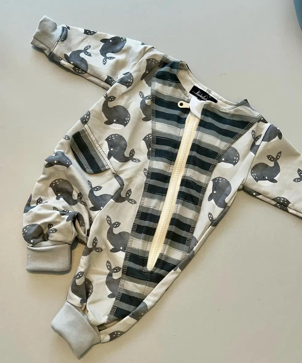 Sanfter Babystrampler mit Walprint aus OEKO-TEX®-Baumwollsweat. Handgemacht in Hamburg – weich, robust und nordisch schön.