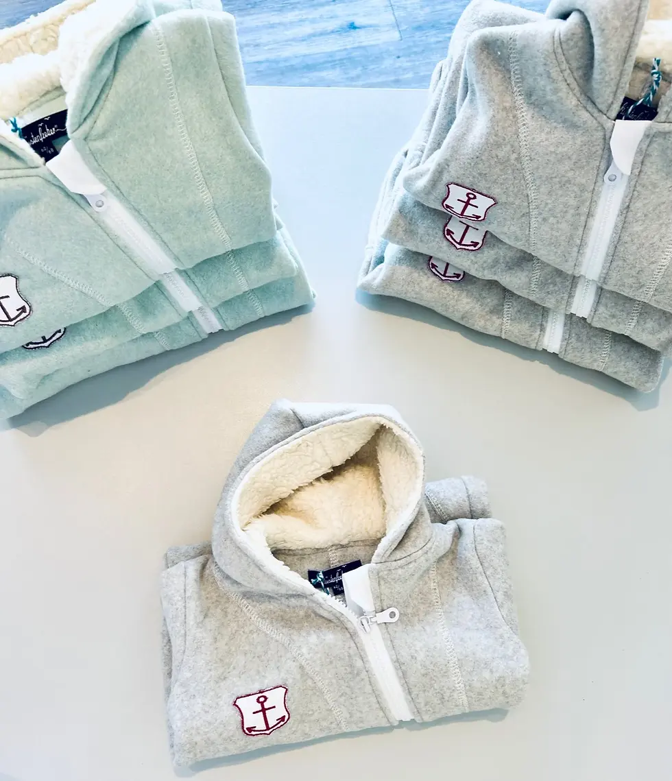 Miniaturbild: Mitwachsender Baby-Fleeceanzug in Hellgrau aus GOTS-zertifizierter Bio-Baumwolle – warm & weich