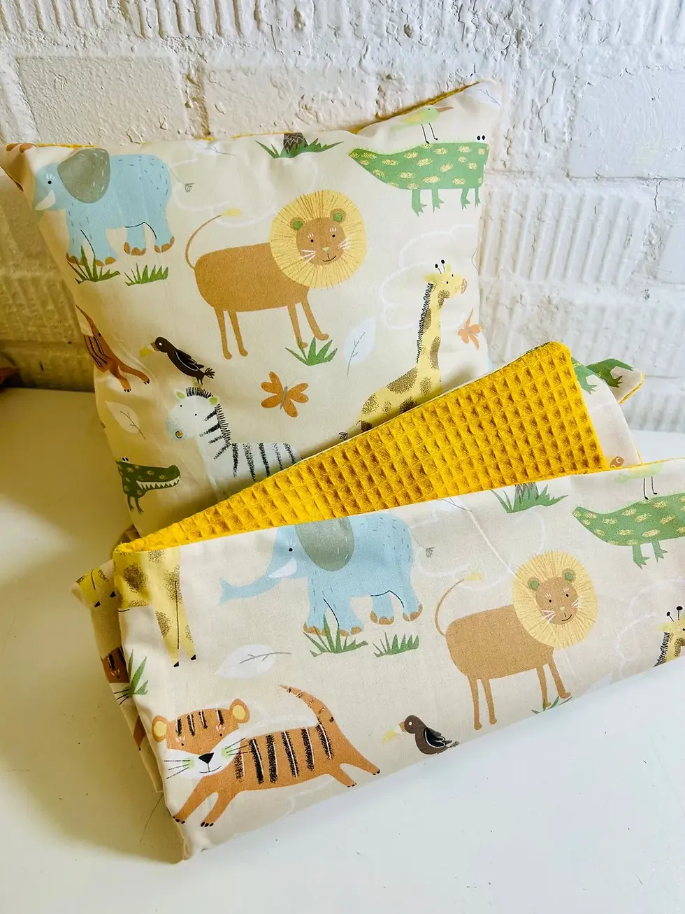 Miniaturbild: Liebevolles Babyzimmer-Set mit Safari-Motiv, Kissen & Decke aus Baumwolle, handmade in Hamburg.