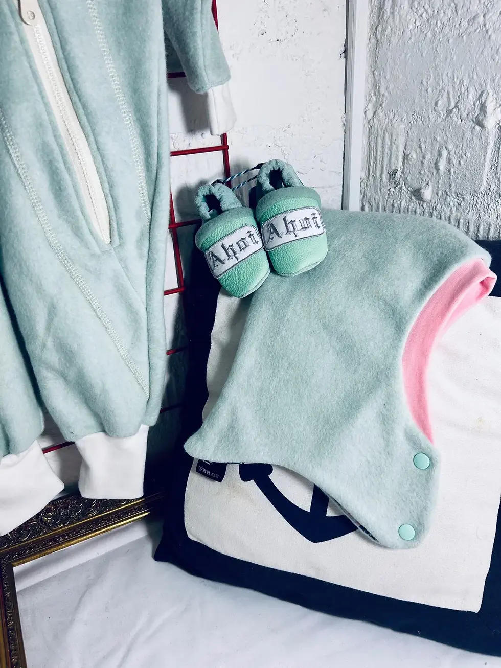 Miniaturbild: Fleece-Schlupfmütze „Wal-Träume“ mit mintfarbener Außenseite und weichem Wal-Futter. Für Babys und Kinder, die draußen zuhaus
