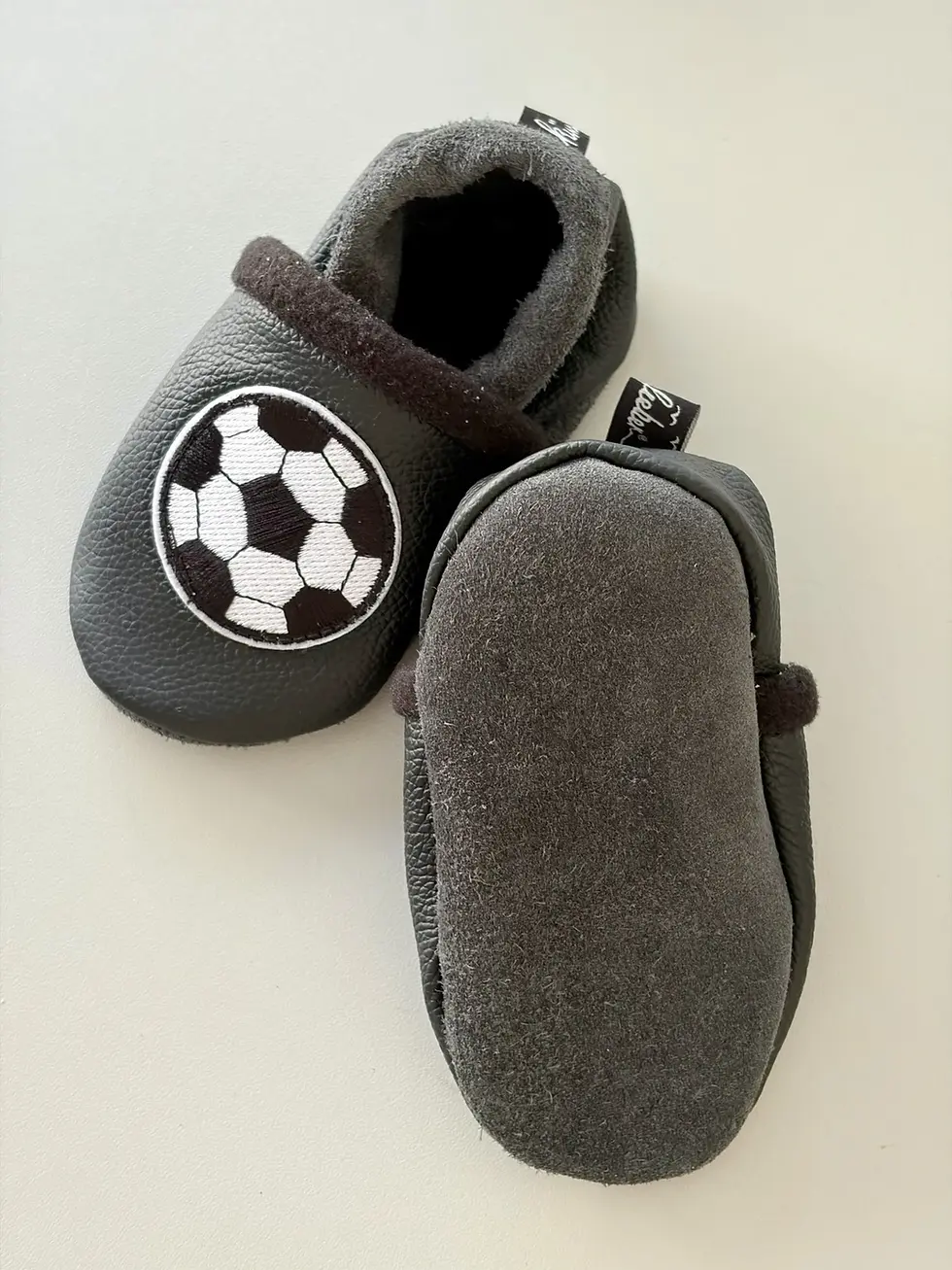 Miniaturbild: Rutschhemmende Ledersohle von Baby Lederpuschen, flexibel und weich – sicherer Halt auf glatten Böden in Kita und Zuhause