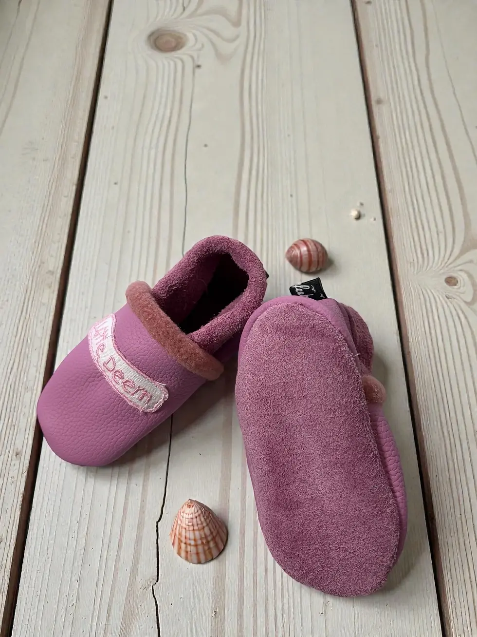 Miniaturbild: Rosa Lederpuschen in verschiedenen Größen mit maritimer Korallendeko fotografiert. Handgemachte Baby-Hausschuhe aus weichem Ö