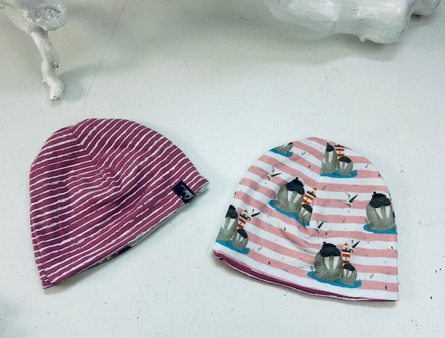 Miniaturbild: Süße Wendemütze rosa gestreift mit niedlichem Walross-Motivfür Babys und Kinder,  süße Herbst Mütze für Mädchen.