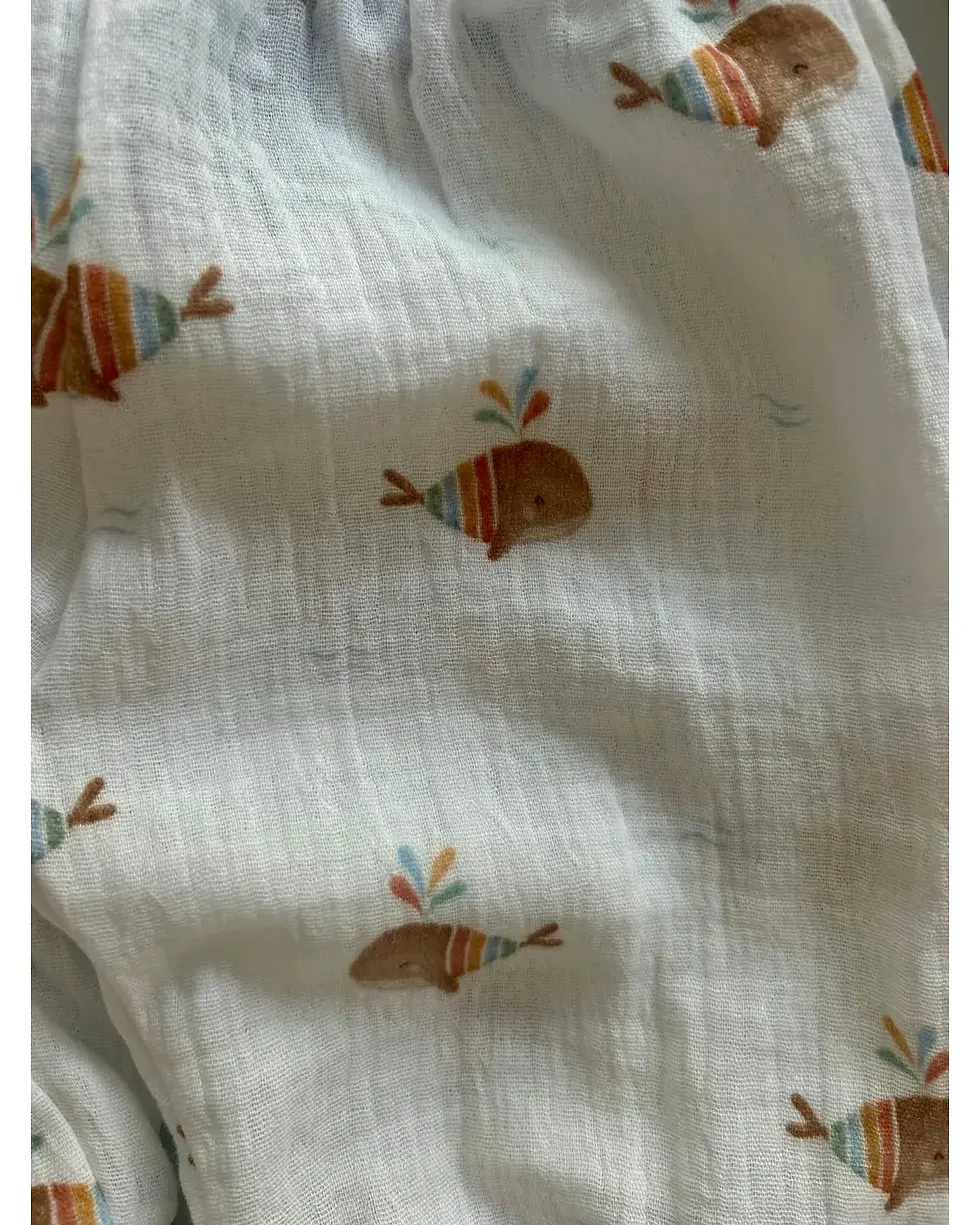 Miniaturbild: Nahaufnahme Stoff: Detailansicht des Musselin-Stoffs mit Wal-Motiv – leichte, atmungsaktive Baumwolle, ideal für Babyhaut.