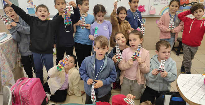 תמונה של ילדים עם עניבה