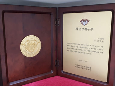 Kwangwoo awarded the Excellent research award from KHU