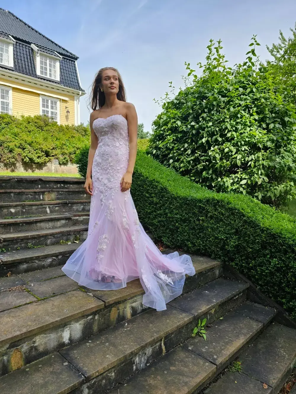 Elegant ballkjole i luksuriøs tyll med feminin passform og voluminøst skjørt. Perfekt til skoleball, gala, bryllup