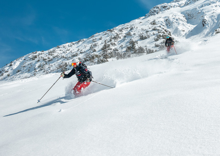 Skifahrer im Tiefschnee bei einem Privatkurs am Berg