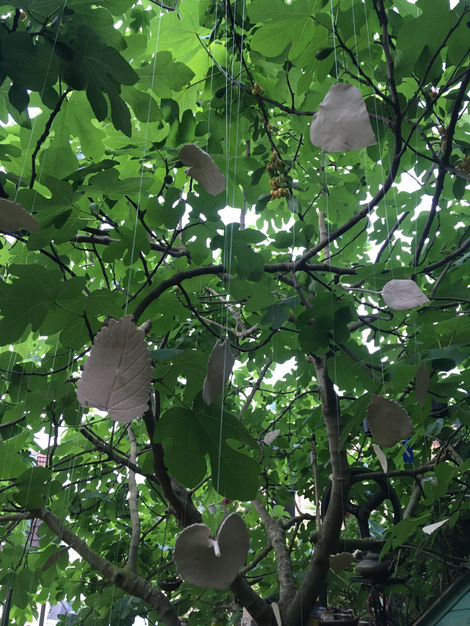 installation artistique suspendue dans les arbres d'un jardin
