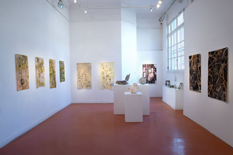 Vues de l'exposition Instants fragiles à la galerie Mariton, ville de Saint-Ouen, exposition personnelle, solo show, dessins au bic, sculpture, gravure