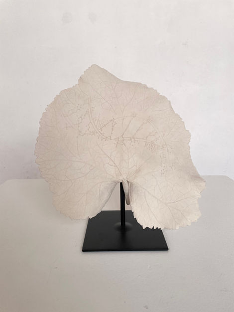sculpture, céramique, faïence, biscuit, génome humain, ADN, DNA, Je suis végétal, faïence, biscuit, représentation d'une feuille, avec un génome gravé, hybridation homme végétal, interdépendance
