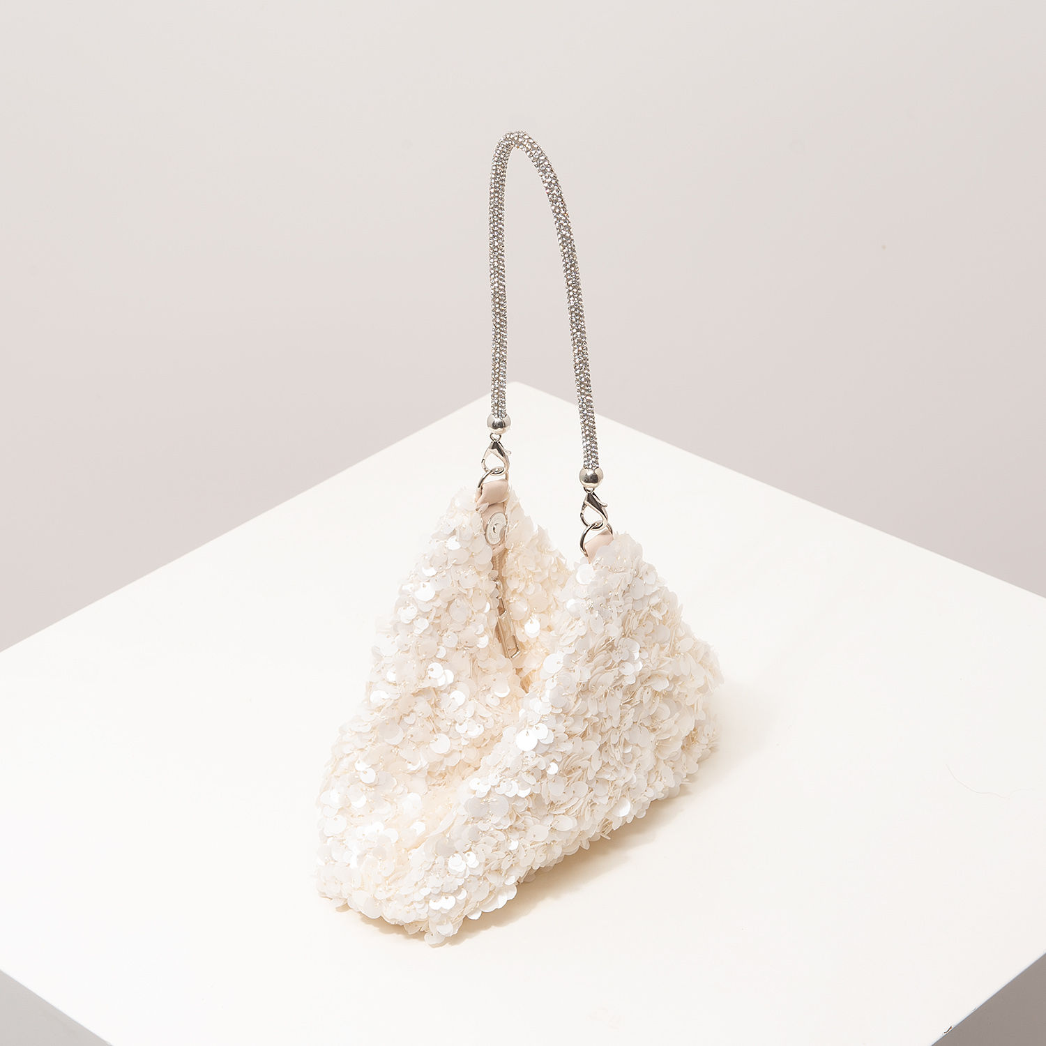 Bolsa Charlotte off white texturizada com alça de brilho.