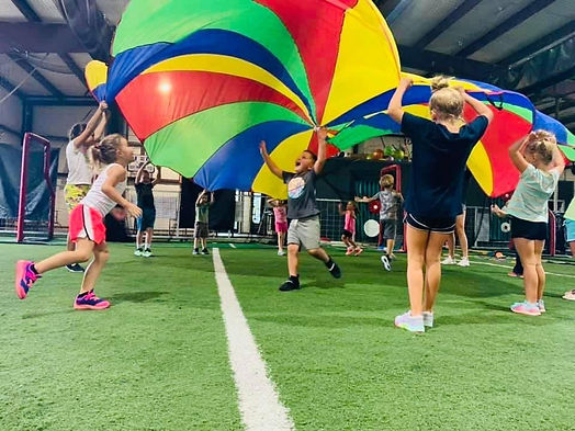 Kids playing with parachutte