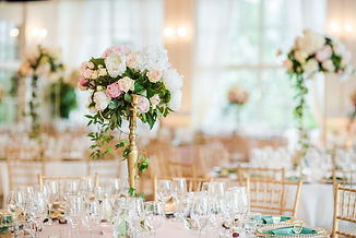 luxury-wedding-table-decoration.-special-event-table-set-up.-fresh-flower-decoration.-1162