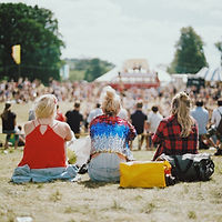 Filles au festival de musique