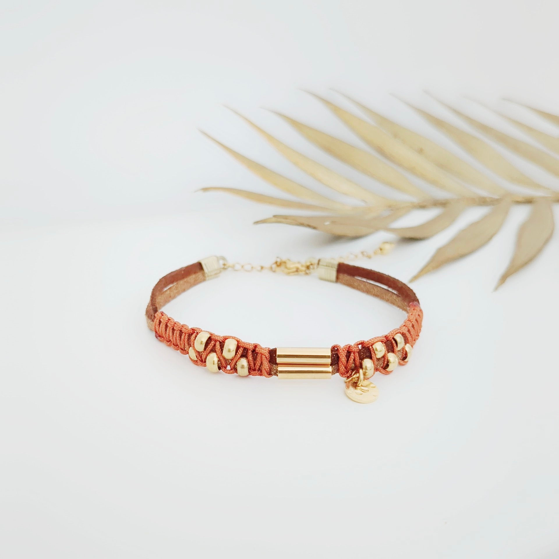 Bracelet SIENNA Tube doré et macramé terracotta