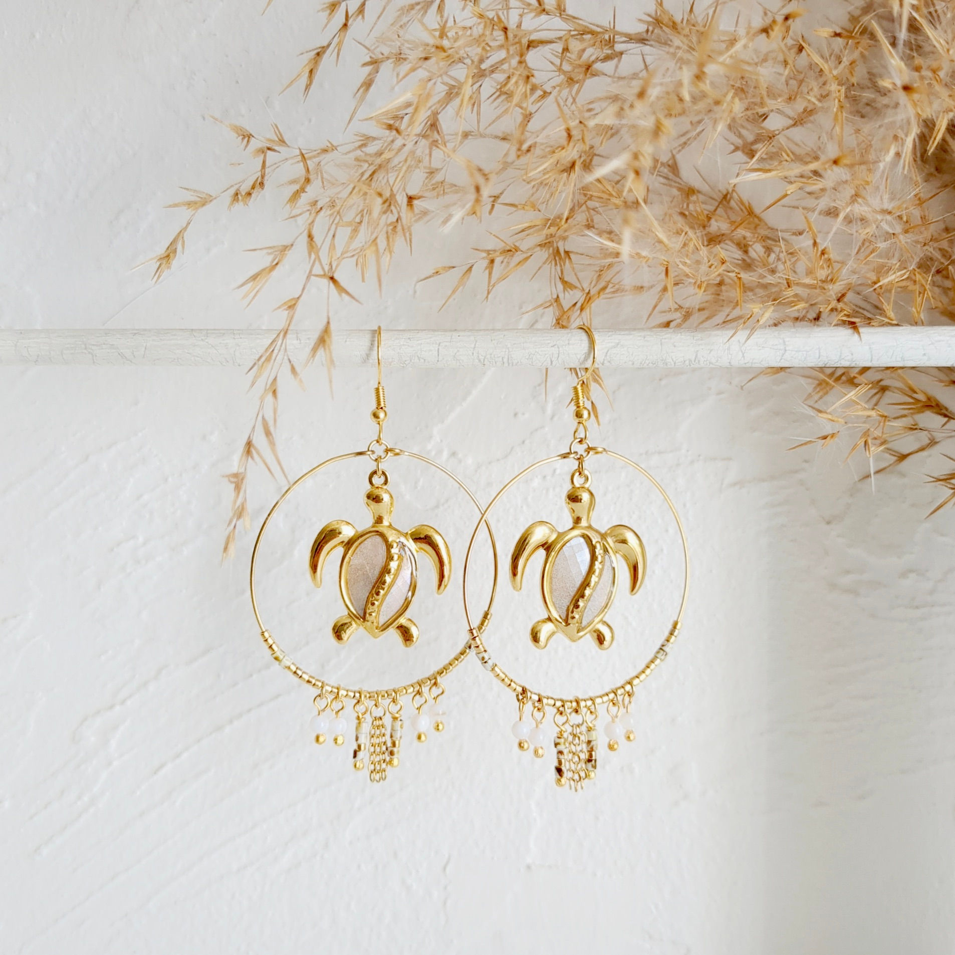 Boucles d'oreilles créole et tortue doré , perle nacre -Bijoux ENORA-