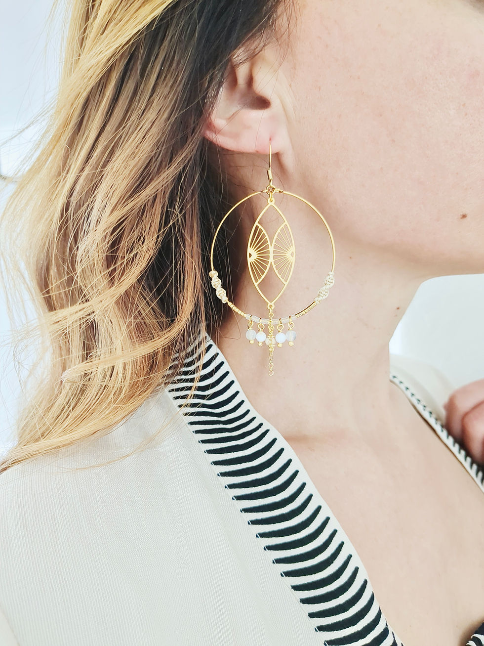 Grandes créoles dorées faites main, boucles d’oreilles bohème chic avec perles et pampilles. Bijou élégant, tendance, idéal c