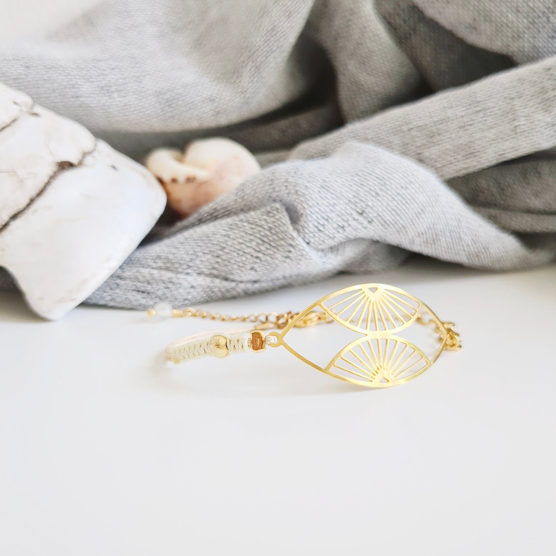 Bracelet doré fait main avec motif éventail. Bijou bohème chic, élégant et lumineux. Style fin et tendance, idéal cadeau femm