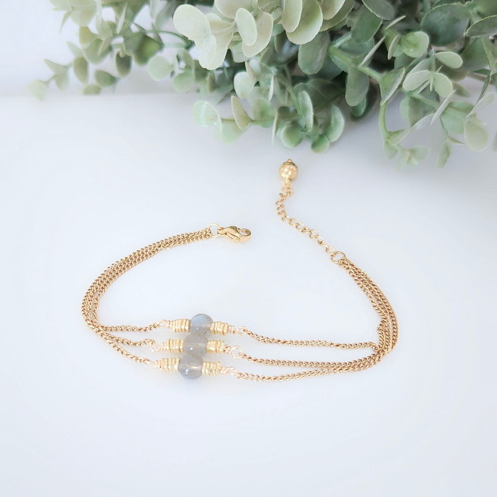 Miniatura: Bracelet femme à trois chaînes dorées et perles de labradorite naturelle. Une pièce unique de la collection Maïlina, signée B