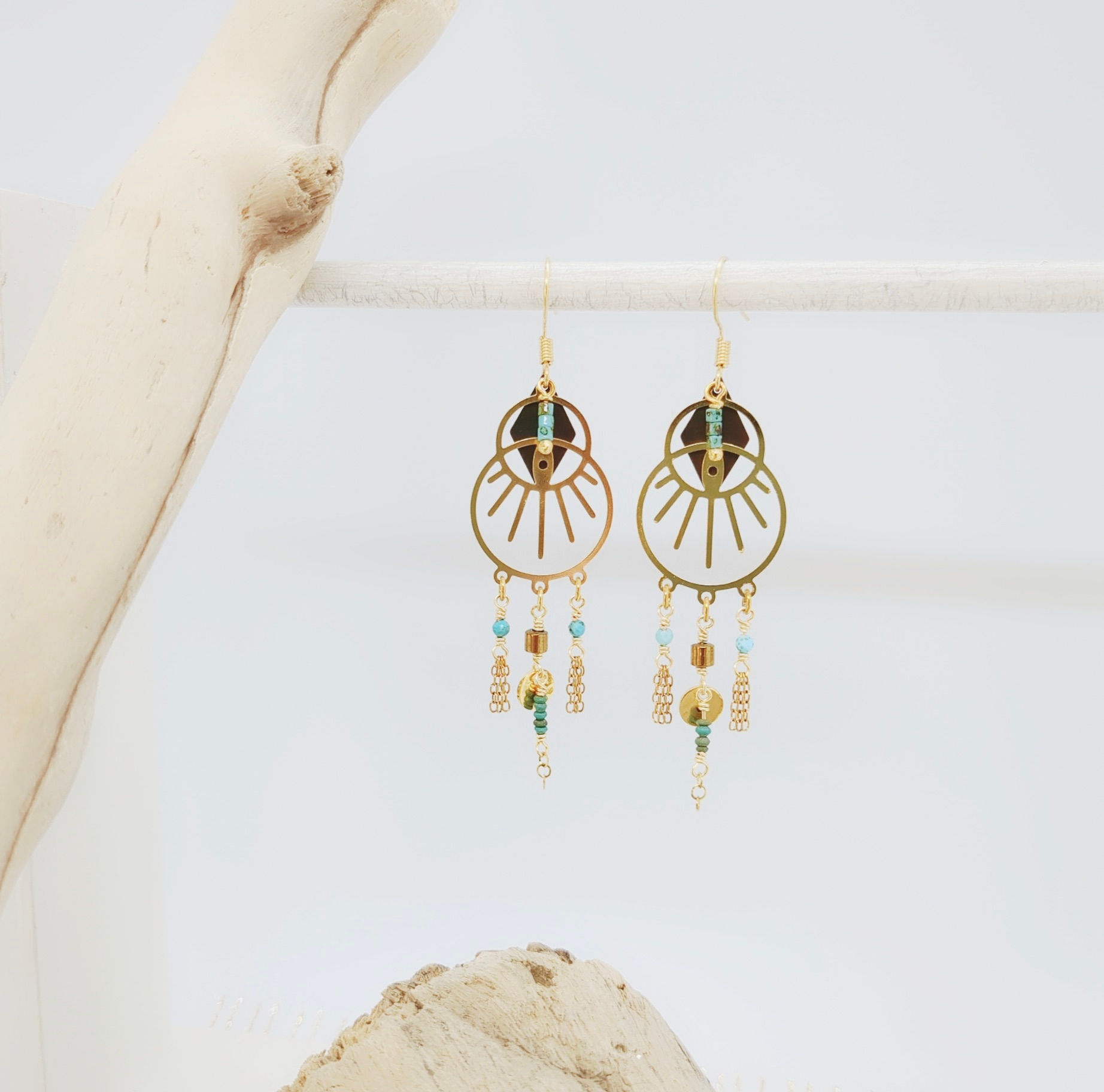 Boucles d'oreilles estampe soleil stylisé, pampille dorée et perle turquoise -Bijoux ENORA-