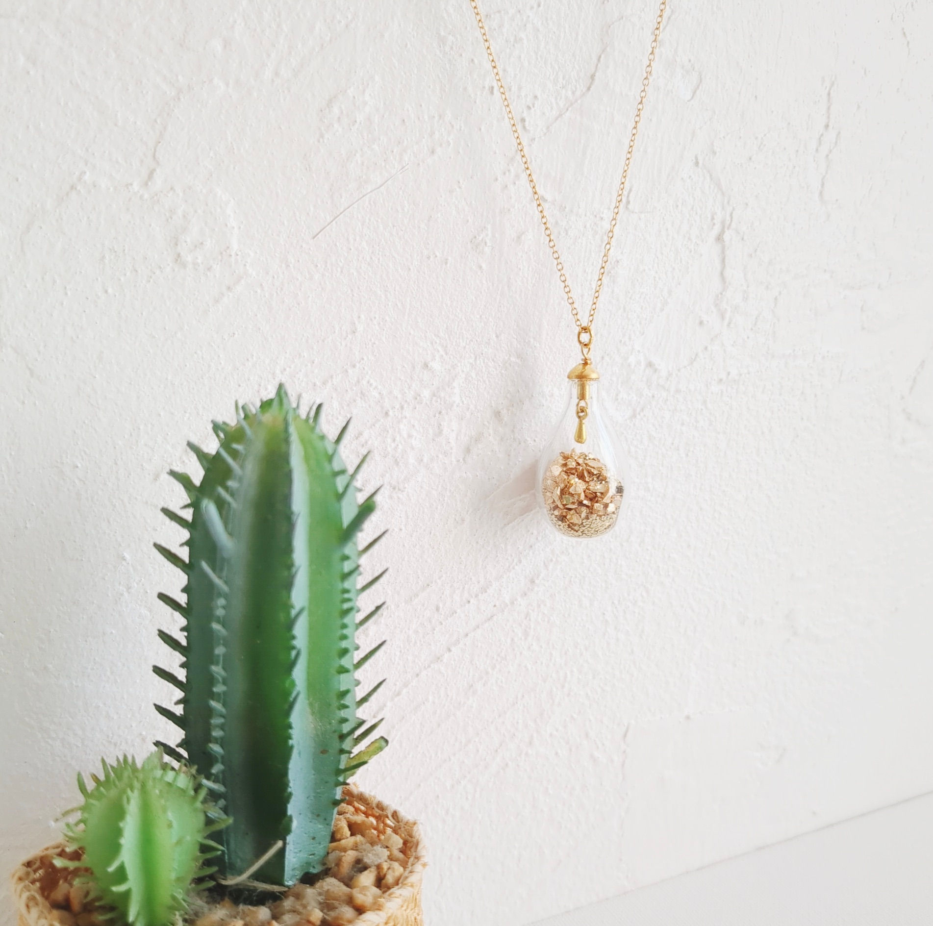 Collier pendentif bouteille goutte en verre et paillettes dorées  -Bijoux ENORA-