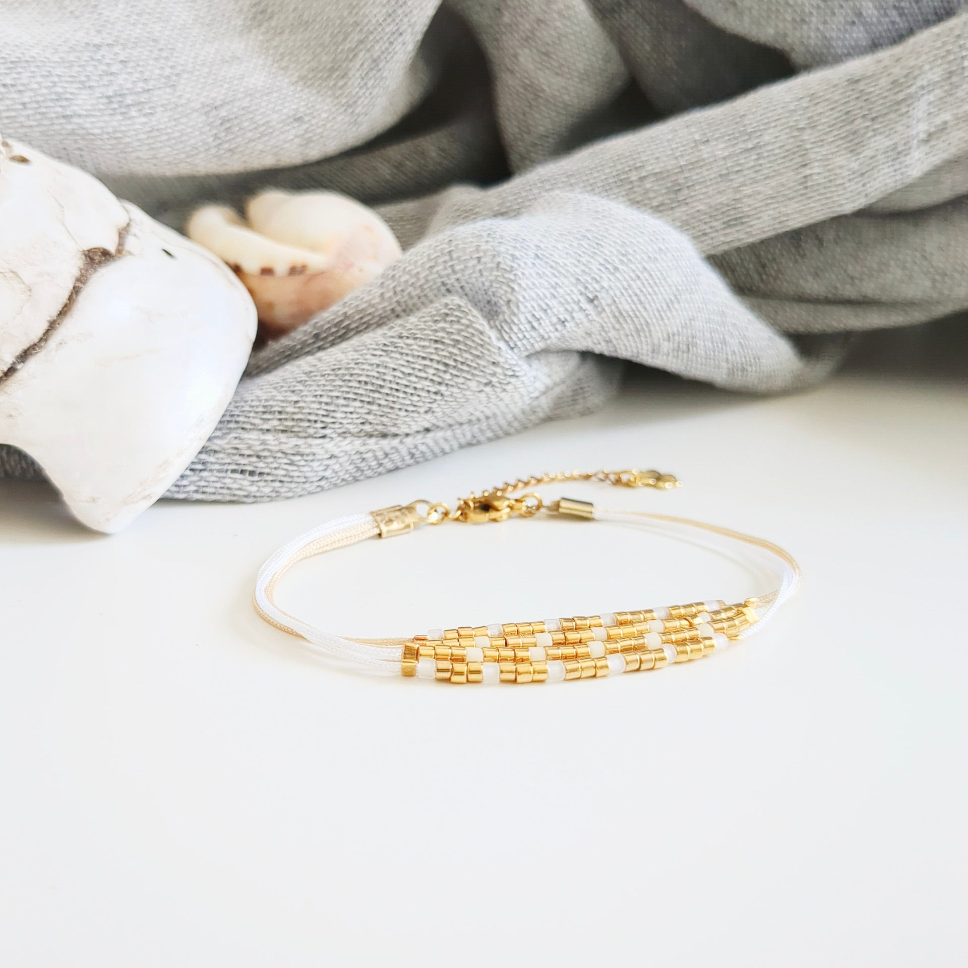 Bracelet en perles Miyuki fait main, bijou délicat bohème chic. Design fin, élégant et intemporel. Idéal cadeau femme, style