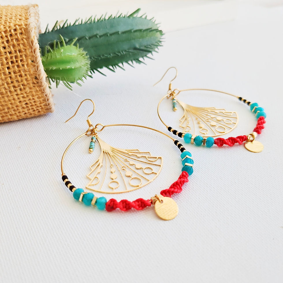 Créoles bohème dorées avec perles turquoise et rouges. Boucles d’oreilles fait main, légères et lumineuses, esprit solaire. C