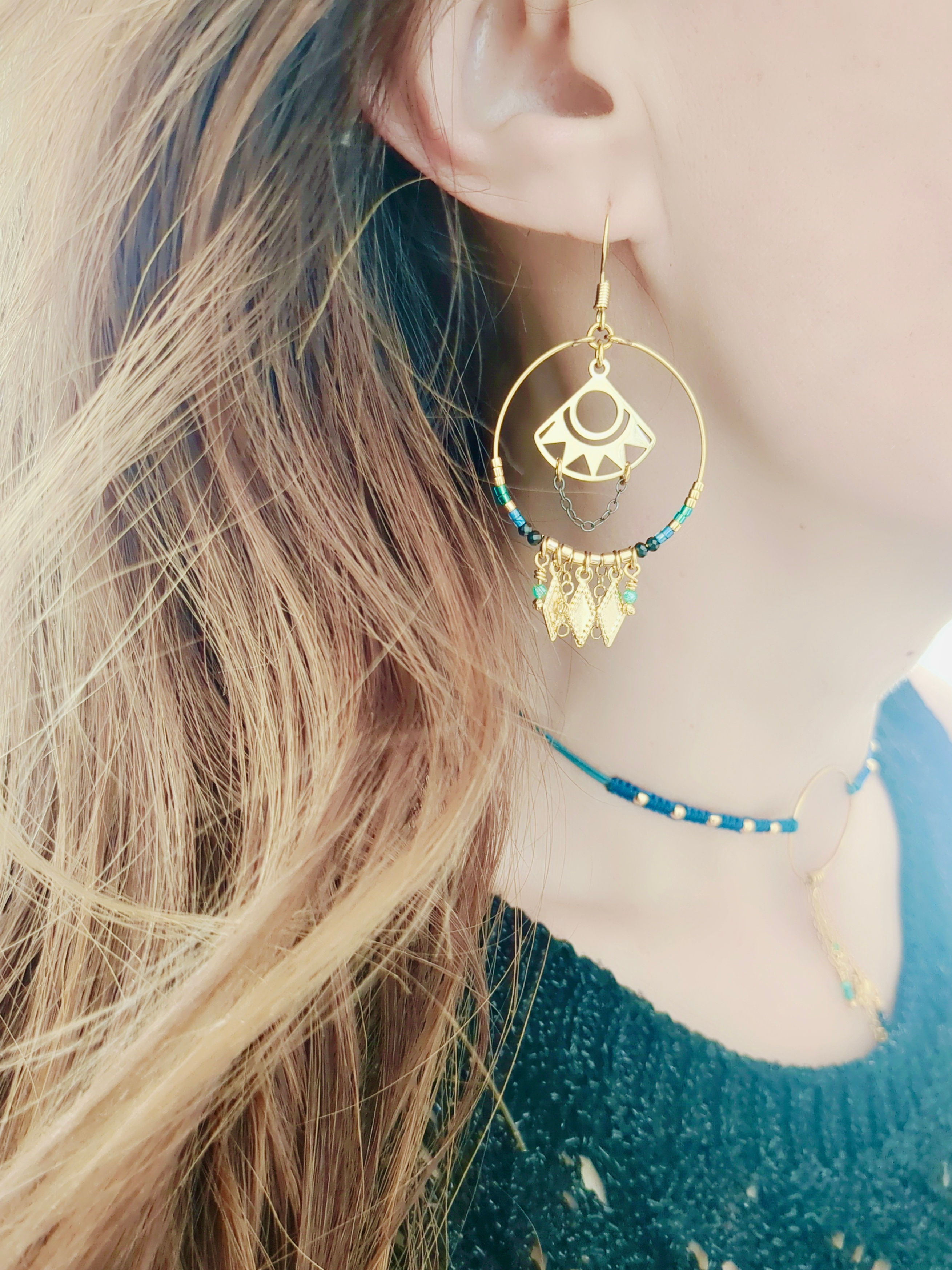 Boucles d'oreilles support créole et estampe graphique doré, perle turquoise et bleu pétrole -Bijoux ENORA-