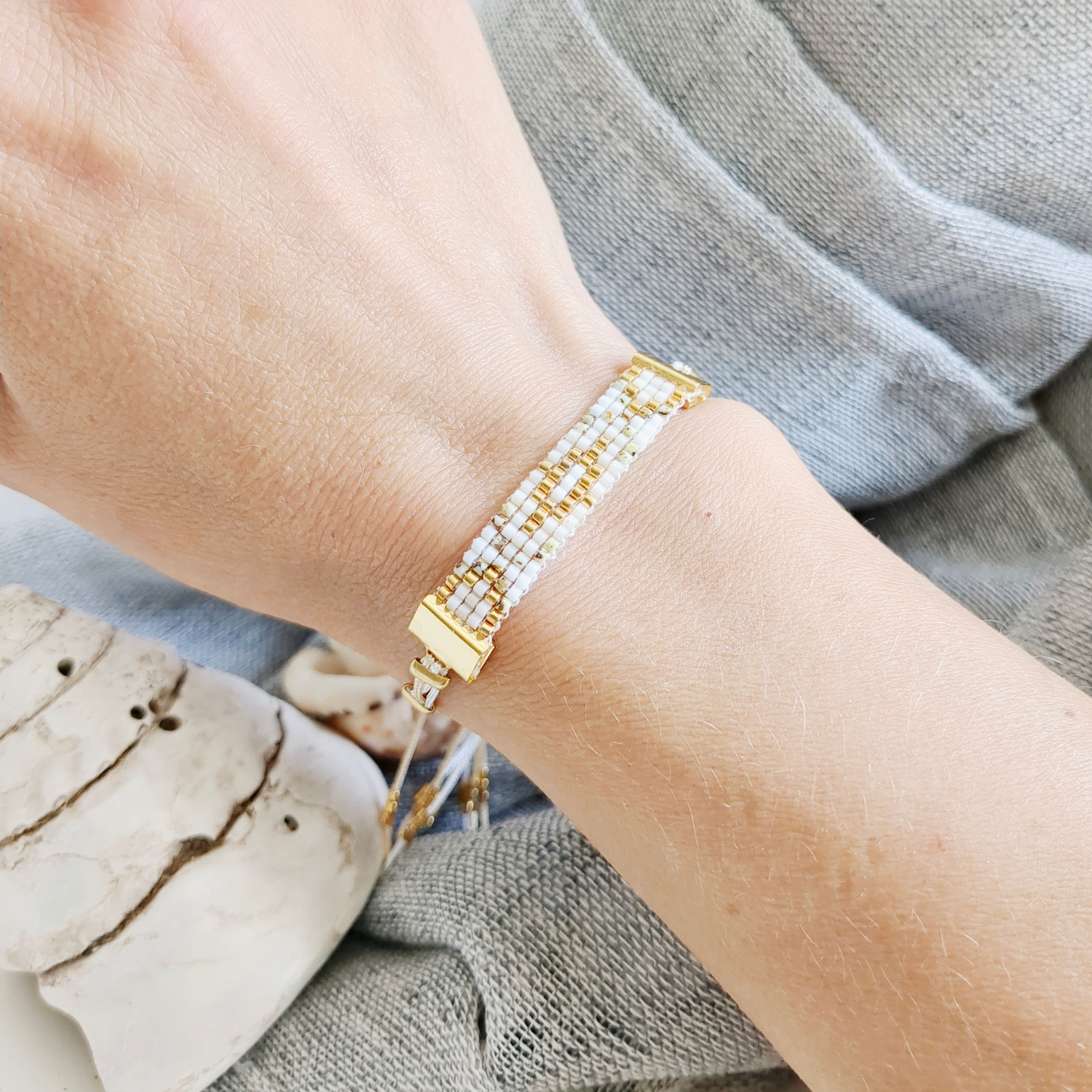 Bracelet en perles Miyuki tissé à la main avec nœud coulissant. Bijou bohème chic, fin et élégant, ajustable. Idéal cadeau fe