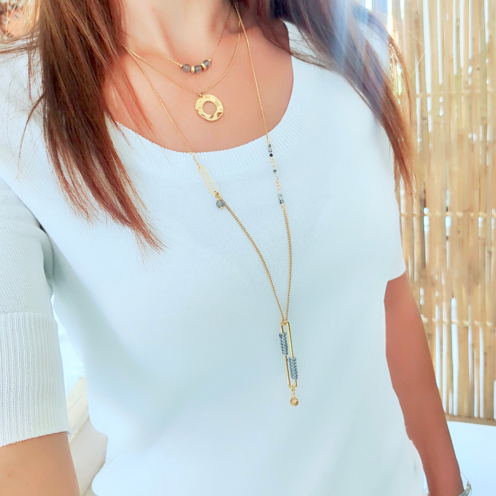 Sautoir long doré avec pendentif géométrique, macramé gris et perles. Une création bohème chic en pièce unique, collection Ma