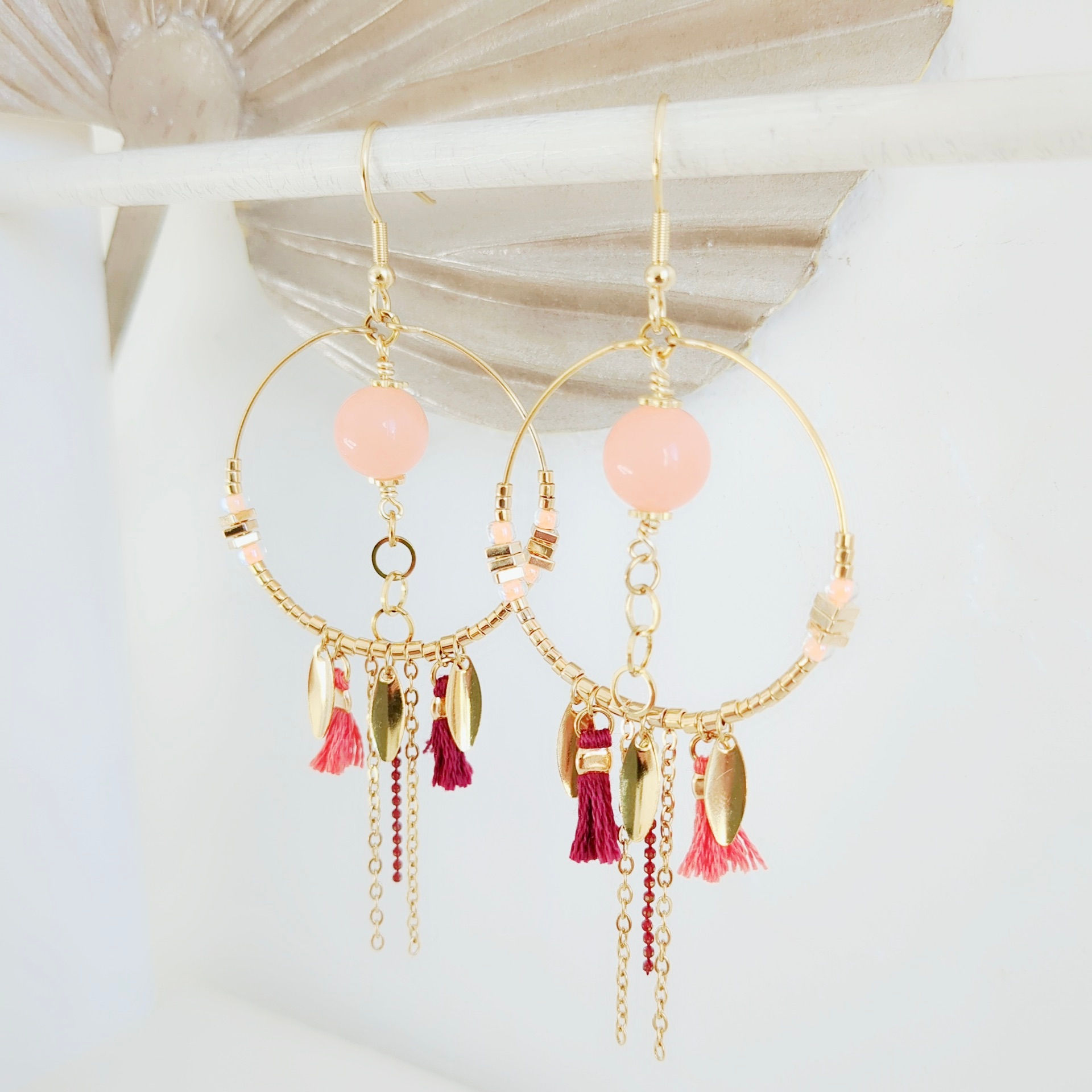 Boucles d'oreilles support créole doré, perle corail et pompon fuchsia -Bijoux ENORA-