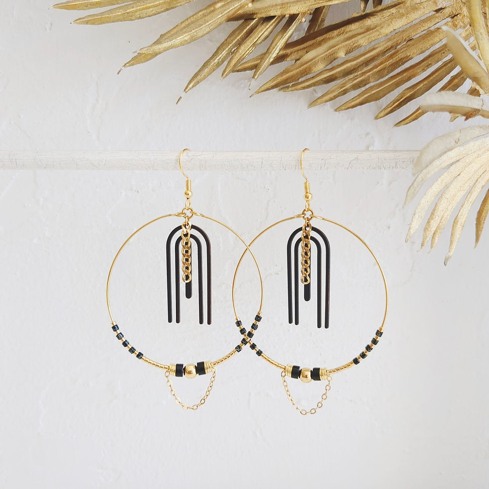 Boucles d'oreilles créole dorée, pendentif graphique "U" et perle noire -Bijoux ENORA-