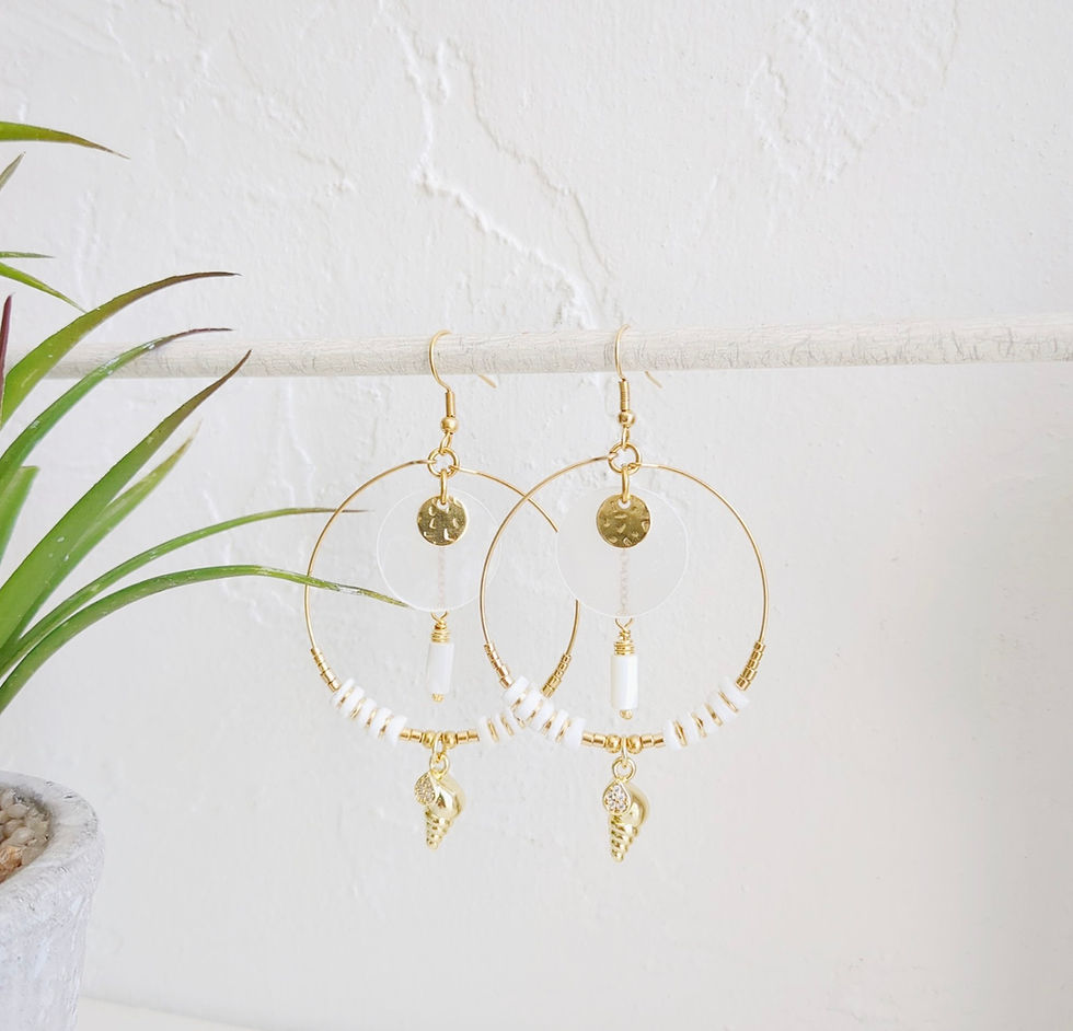 Créoles coquillage blanches et dorées faites main, pièce unique inspirée de l'univers marin. Bijoux ENORA