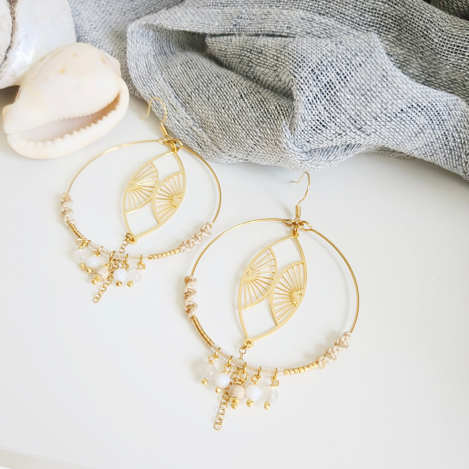 Grandes créoles dorées faites main, boucles d’oreilles bohème chic avec perles et pampilles. Bijou élégant, tendance, idéal c