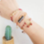 Bracelet coulissant perle tube imprimé marron et écru, macramé bordeaux  -Bijoux ENORA-