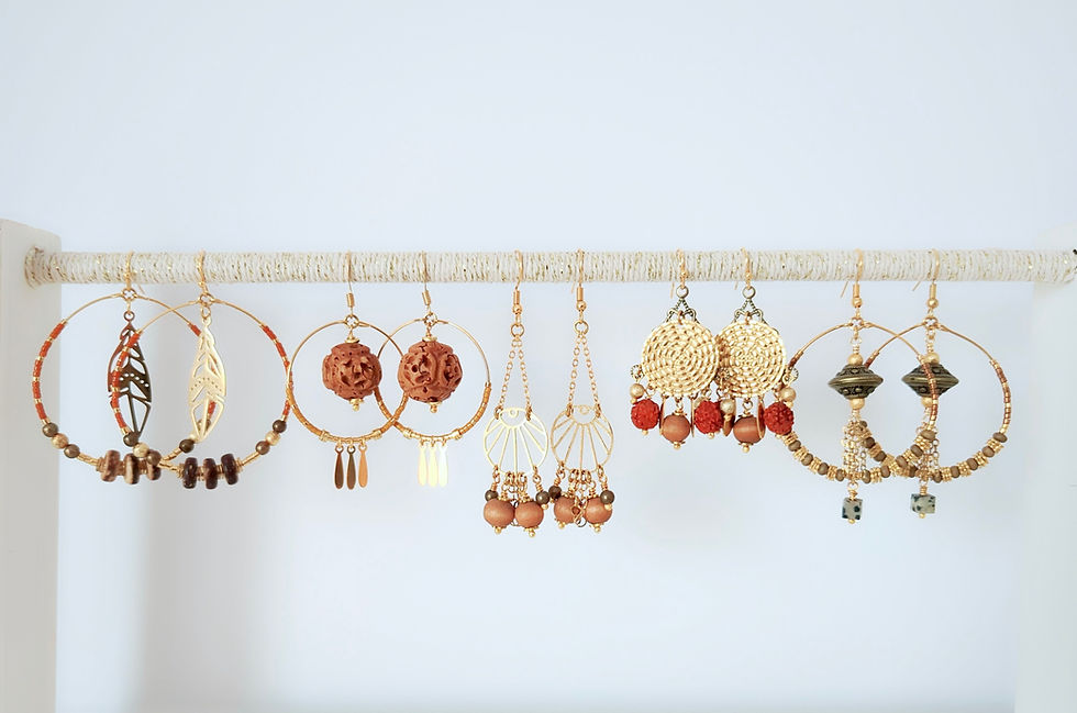 boucles d'oreilles bohèmes chic terracotta et dorées de Bijoux ENORA. Une série artisanale française pour boutiques et profes