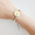 Bracelet coulissant disque et sequin rond doré, macramé marron et cordon bleu  -Bijoux ENORA-