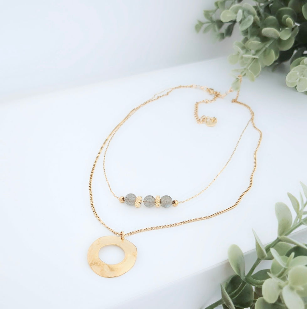 Miniatura: Collier double rang doré avec 3 perles de labradorite et pendentif cercle. Un bijou bohème chic unique, collection Maïlina de