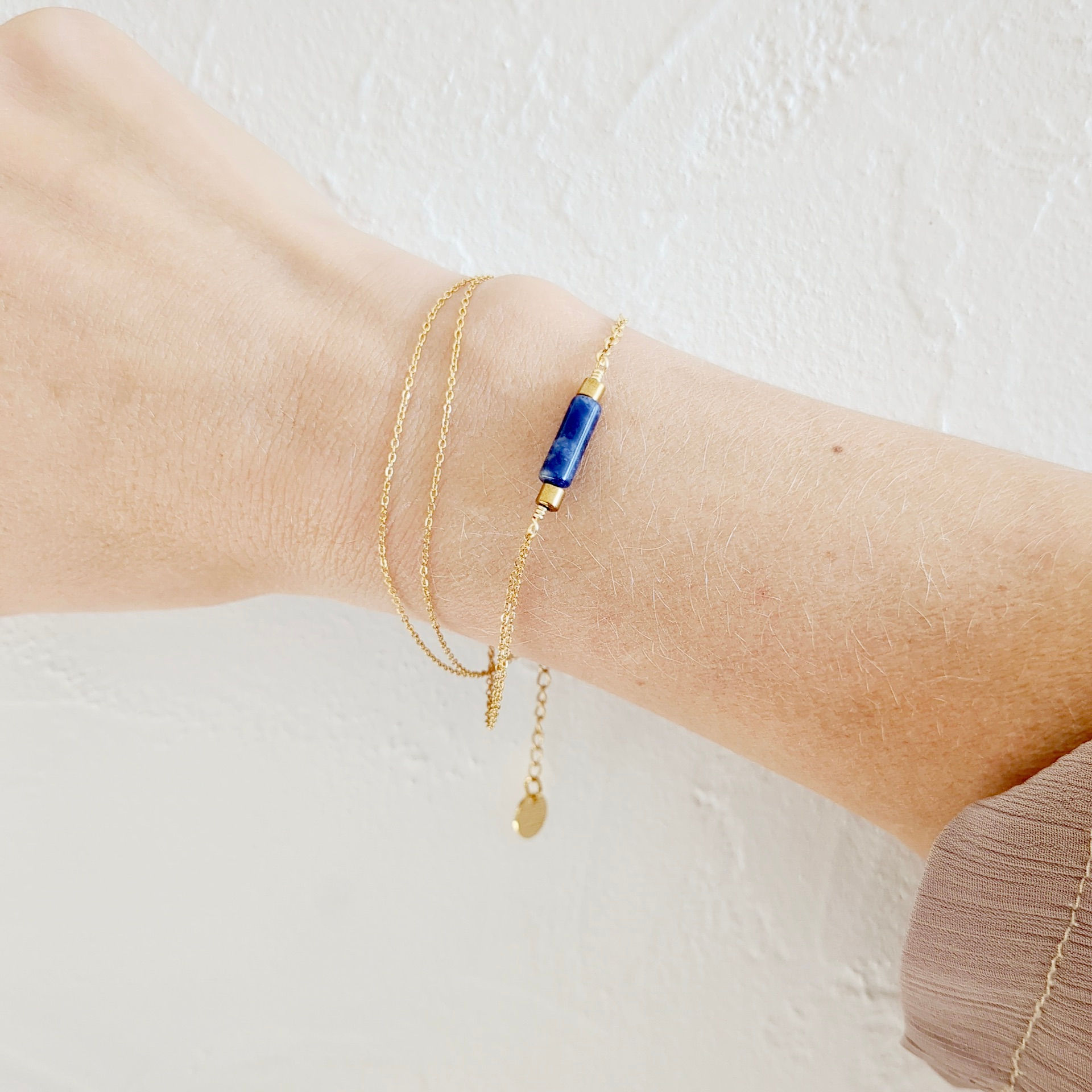 Bracelet double chaîne dorée et perle tube bleu nuit Lapis-lazuli  -Bijoux ENORA-