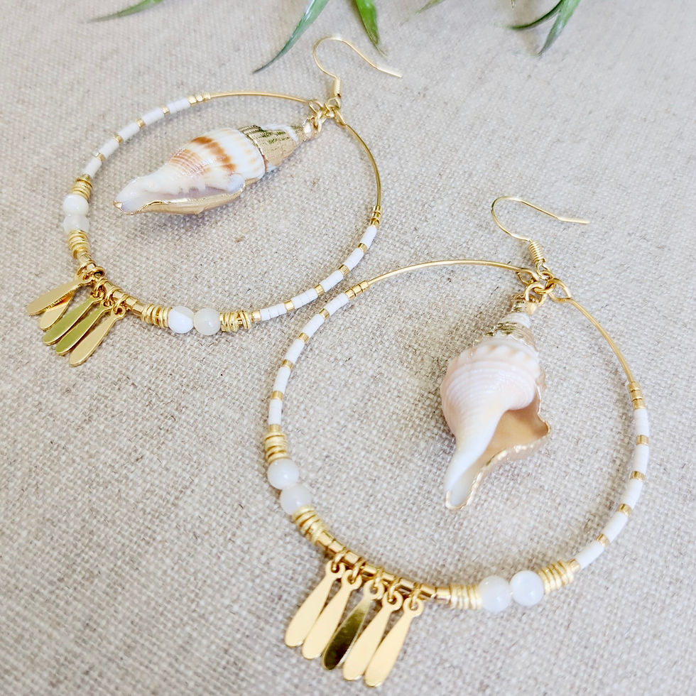 Grandes créoles coquillage fait main, pièce unique aux inspirations bord de mer, ornées de perles blanches et de délicates pa
